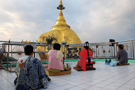 Chênh vênh ngôi chùa trên Hòn Đá Vàng ở Myanmar
